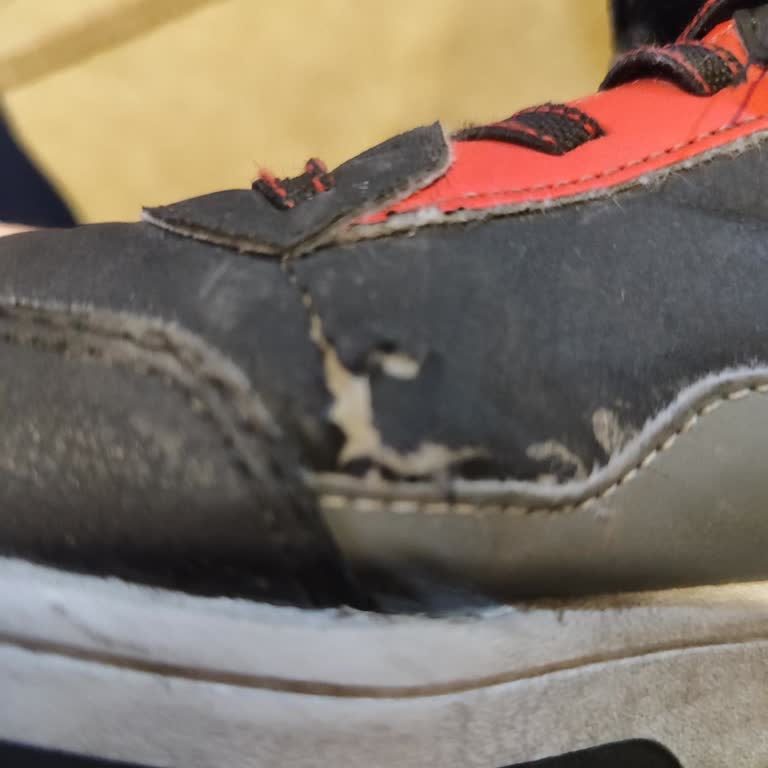 FLO Ayakkabı Yeni Çocuk Ayakkabısının Dış Katmanı Hızla Hasar Gördü!