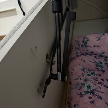 Asimo Mobilya’da Kırılan Yatak Bazası Ve Eksik Makyaj Aynası Pufu İçin Hızlı Çözüm Talebi