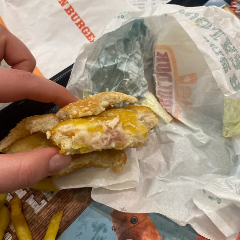 Saloon Burger Şubesinde Çiğ Tavuk Burgeri Ve Sağlık Endişesi!