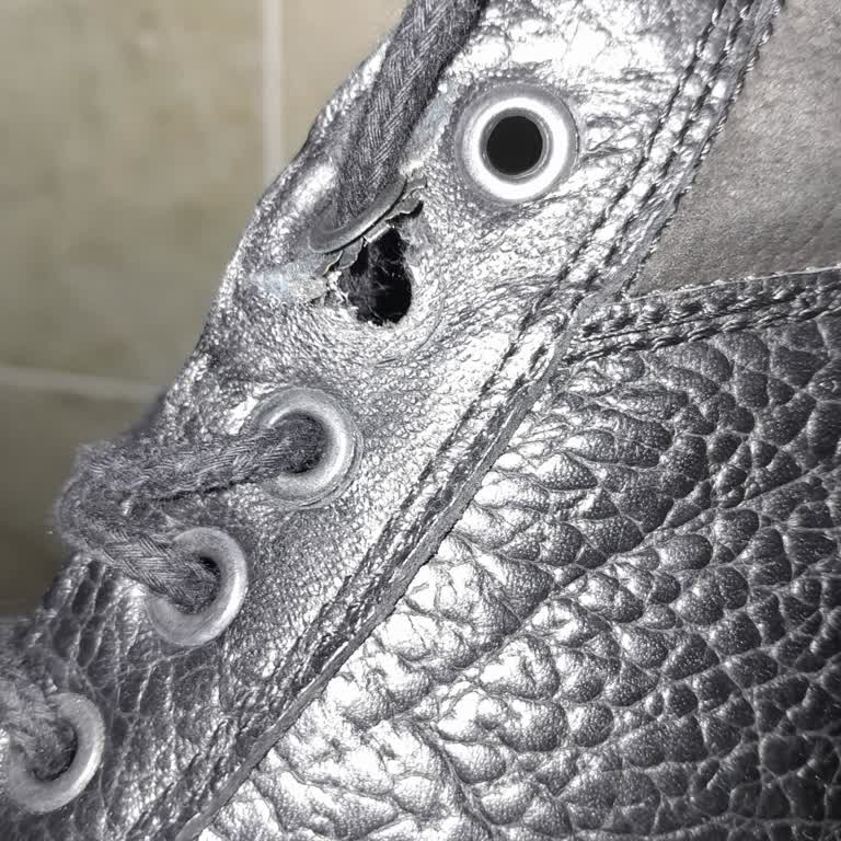 Kısa Sürede Yırtılan Ayakkabılar Ve Engelli Vatandaş Olarak Mağduriyet