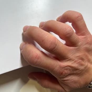 Pereja Pudra Esanslı Köpük Sabununun El Tahrişi