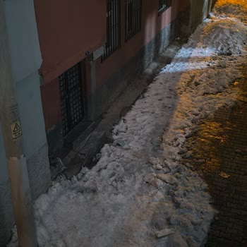 Kar Temizliği Yapılmayan Sancaktar Mahallesi 1113. Sokakta Buzlu Yol Tehlikesi