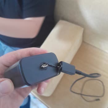 Şarj Aleti Alev Aldı Ve Evde Yangın Çıktı