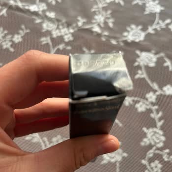 Mascara Yves Saint Laurent abierta genera insatisfacción