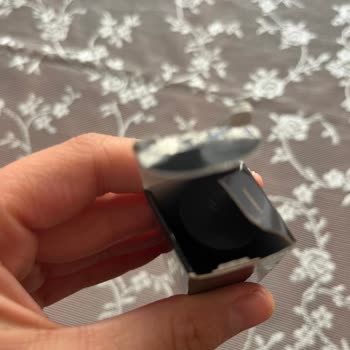 Mascara Yves Saint Laurent abierta genera insatisfacción