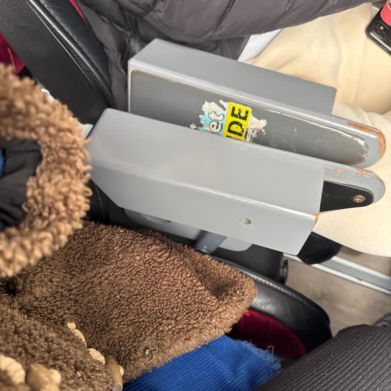 Yan Yana Koltuklarda Sabit Metal Sehpa Uyumayı Engelliyor