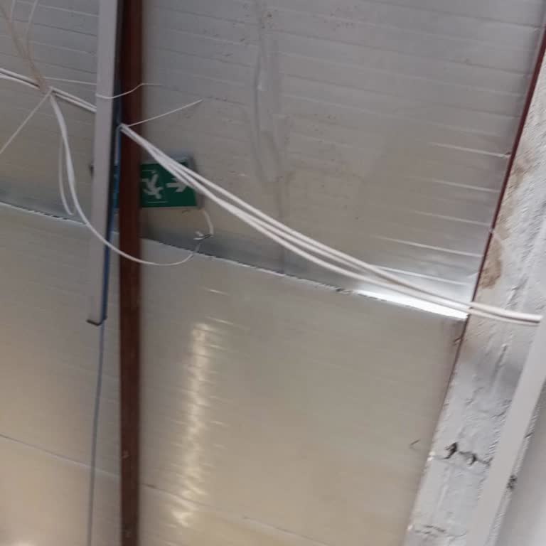 A101 Mağazası Çatısındaki Kar Alışverişi Güvensiz Hale Getiriyor