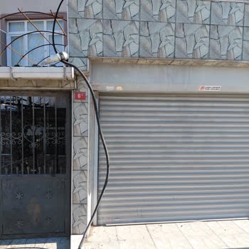 İzinsiz Kablo Çekimi Kapı Önünde Güvenlik Ve Düzen Sorunu