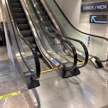 Koton Mağazasında Bebek Arabası Rampa Sorunu Ve Üst Kat Çocuk Alanı