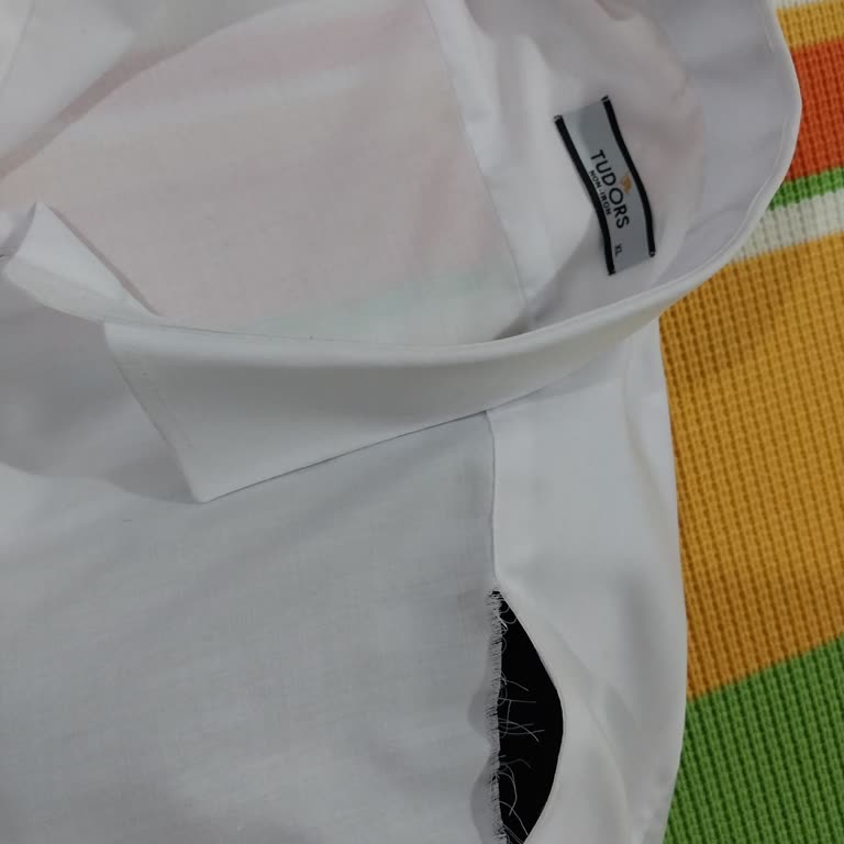 Tudors Gömleğinde Çift Kullanımda Omuzdan Yırtılma Ve Ücretsiz Değişim Beklentisi