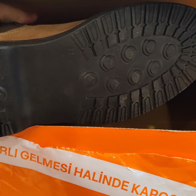 Teşhir Ürünü Aldım Çatlak Ve Tozlu Botlar İçin Yeni Ürün Talep Ediyorum