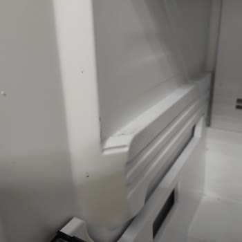 Teşhir Ürünü Satılan Kirli Derin Dondurucu İçin Hızlı Değişim Talebi