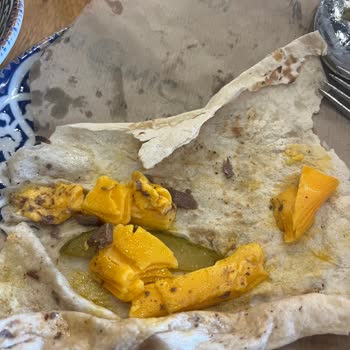 Kadim Döner'de Soğuk Çedarlı Dürüm Ve Kötü İçli Köfte