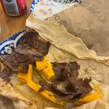 Kadim Döner'de Soğuk Çedarlı Dürüm Ve Kötü İçli Köfte