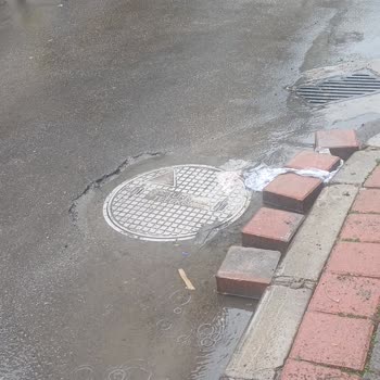 Türk Telekom Altyapı Çalışması Sonrası Kırılan Rögar Kapakları Yol Güvenliğini Tehdit Ediyor