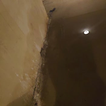 On Günlük Tıkanıklık Nedeniyle Apartman Su Basıyor, Buski Yardımı Gelmedi