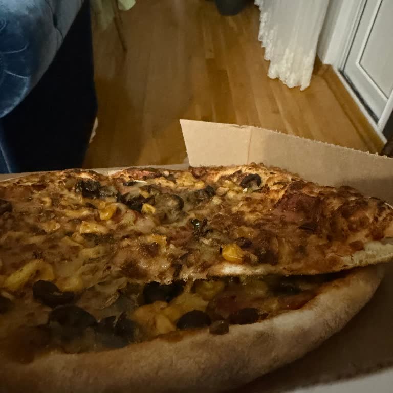 İnce Hamur Ve Yanmış Pizza Şikayetimiz