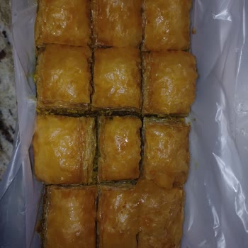 Hacıbaba Pastaneleri Tepsinin Köşe Dilimlerinin Koyulması