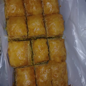 Hacıbaba Pastaneleri Tepsinin Köşe Dilimlerinin Koyulması