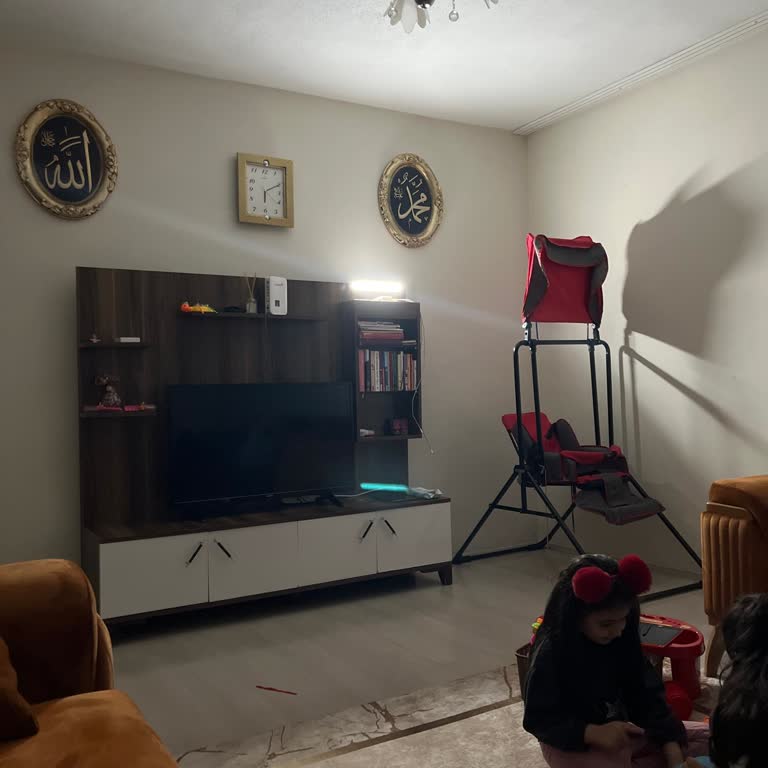 Karacasu’da Sürekli Elektrik Kesintileri Kış Günlerinde Bebeği Ve Aileyi Mağdur Ediyor