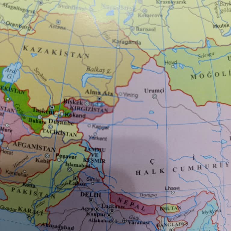 Karatay Yayınları Atlasta Coğrafi Ve Siyasi Hatalar: Filistin Ve Doğu Türkistan İsimlendirmeleri