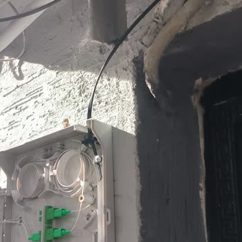 TurkNet Fiber Altyapı Kutularının Zayıf Montajı Baruthane Mahallesinde Güvenlik Endişesi Oluşturuyor