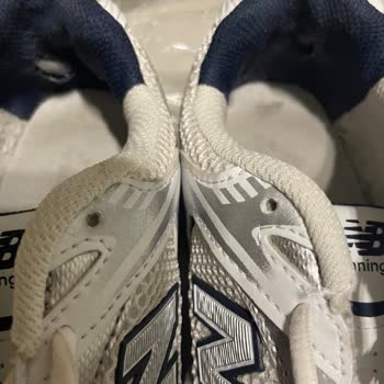 New Balance 530 Model Spor Ayakkabının Topuk Deformasyonu Ve Değişim Talebi