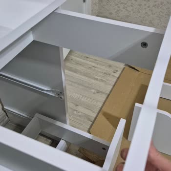 Eksik Çekmece Tabanları, Kırık Vida Ve Çizik Ayna: Kullanılamaz Makyaj Masası