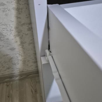 Eksik Çekmece Tabanları, Kırık Vida Ve Çizik Ayna: Kullanılamaz Makyaj Masası
