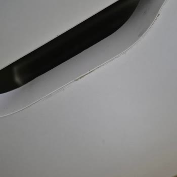 Eksik Çekmece Tabanları, Kırık Vida Ve Çizik Ayna: Kullanılamaz Makyaj Masası