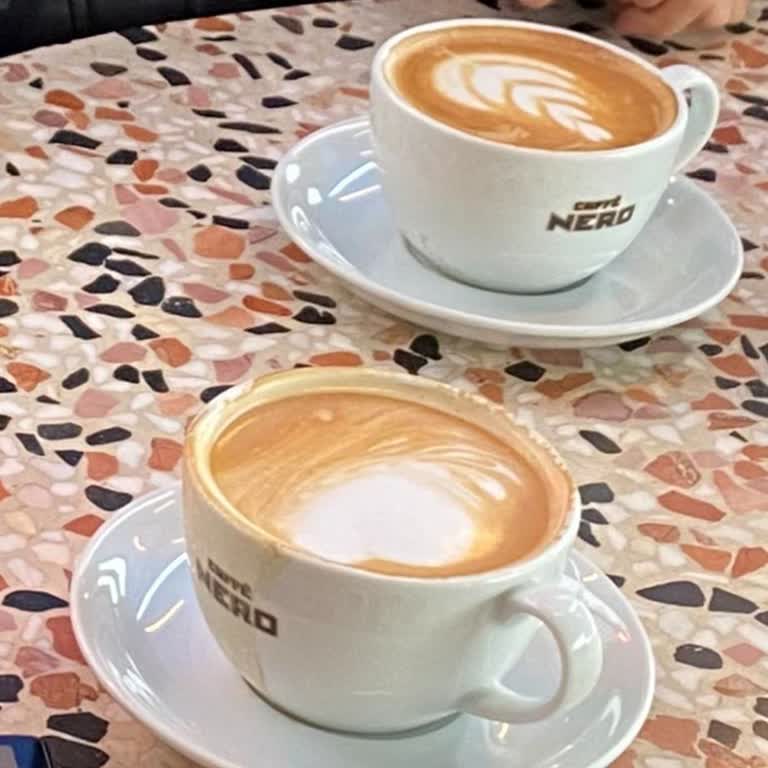 Kötü Şekillenmiş Kahve Ve Kirli Bardak Şikayeti