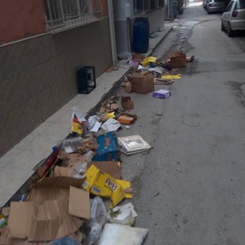 Şok Market Çöplerinin Sokak Önüne Bırakılması