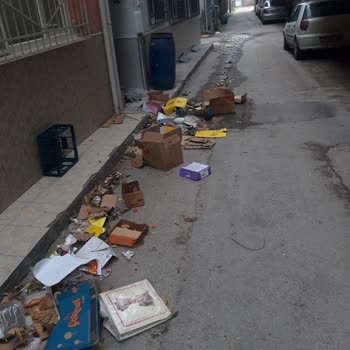 Şok Market Çöplerinin Sokak Önüne Bırakılması