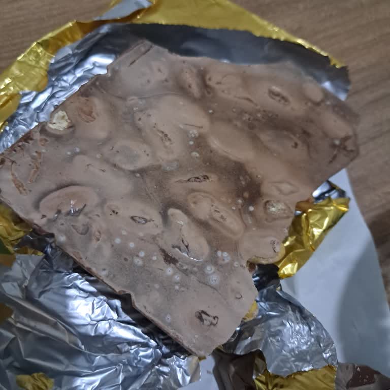 A101 Bornova Şubesinde Bozuk Eti Antep Fıstıklı Çikolata Ve İade Talebi