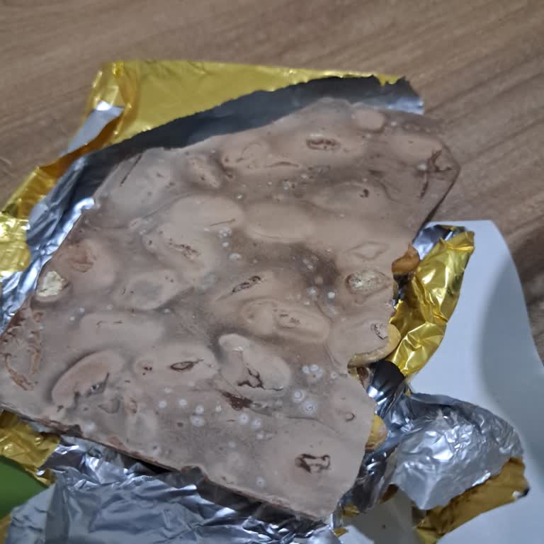 A101'te Satın Alınan Eti Antep Fıstıklı Çikolatası Bozulmuş