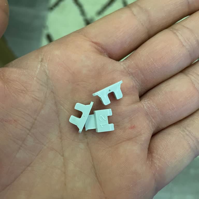 Samet Markalı Raylı Mutfak Dolabında Kırılan Çekmece Tırnakları İçin Yedek Parça Talebi