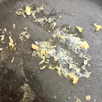 Yanmaz Yapışmaz Tava Menemen Yaparken Yapışıyor Ücretsiz Değişim Talebi