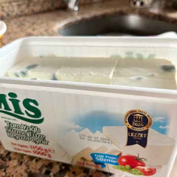 Şok Market'ten Alınan Mis Peynir, Son Kullanma Tarihine Yakın Olmasına Rağmen 10 Gün İçinde Küflendi