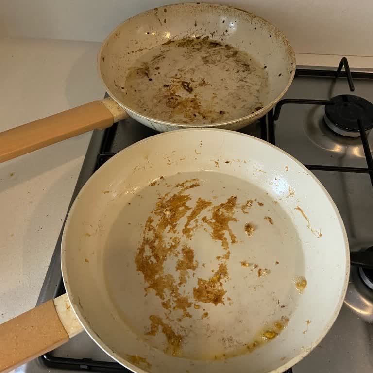 Karaca Züccaciye Tavalarda Ve Tencerelerde Ciddi Şekilde Yapışma Ve Yanma Sorunları Başladı!