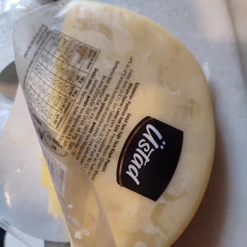 Kaşar Peynirinin İçine Karışmış Uzun Kıl Hijyen Sorunu