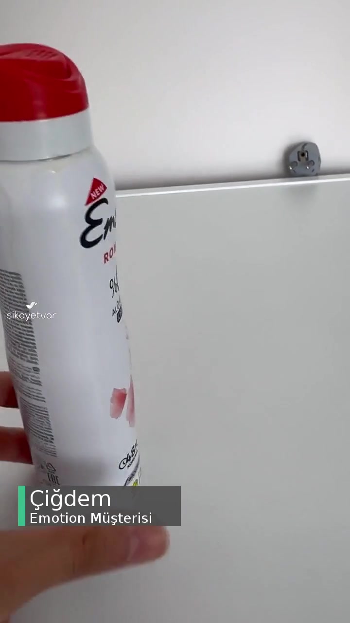 Emotion Deodorant Şişesinde Gaz Ve Sıvı Akıntısı videonun kapak resmi
