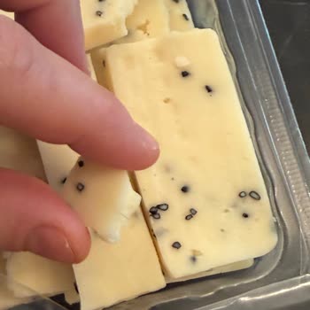 File Market Axis Eyüp Şubesinde Kıl İçeren Peynir İçin İade Talebi