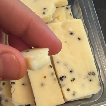 File Market Axis Eyüp Şubesinde Kıl İçeren Peynir İçin İade Talebi