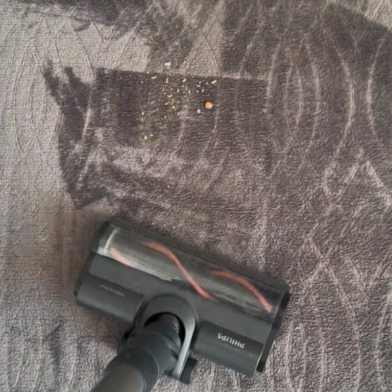 Philips Ev Aletleri Filtre Uyarısı Sürekli Yanıyor, Toz Haznesi Boşaldığında Kirler Yere Dökülüyor