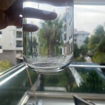 Damacana Suyunda Kristal Parçacıklar Ve Son Kullanım Tarihi Eksikliği