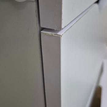 Eksik Çekmece Tabanları, Kırık Vidalar Ve Hasarlı Makyaj Masası