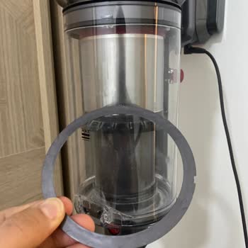 Dyson V15 Süpürge Haznesi Parçası Çıkıyor ve Garanti Dışı Olarak Reddedildi
