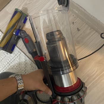 Dyson V15 Süpürge Haznesi Parçası Çıkıyor ve Garanti Dışı Olarak Reddedildi