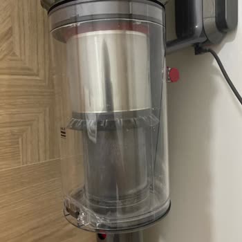 Dyson V15 Süpürge Haznesi Parçası Çıkıyor ve Garanti Dışı Olarak Reddedildi