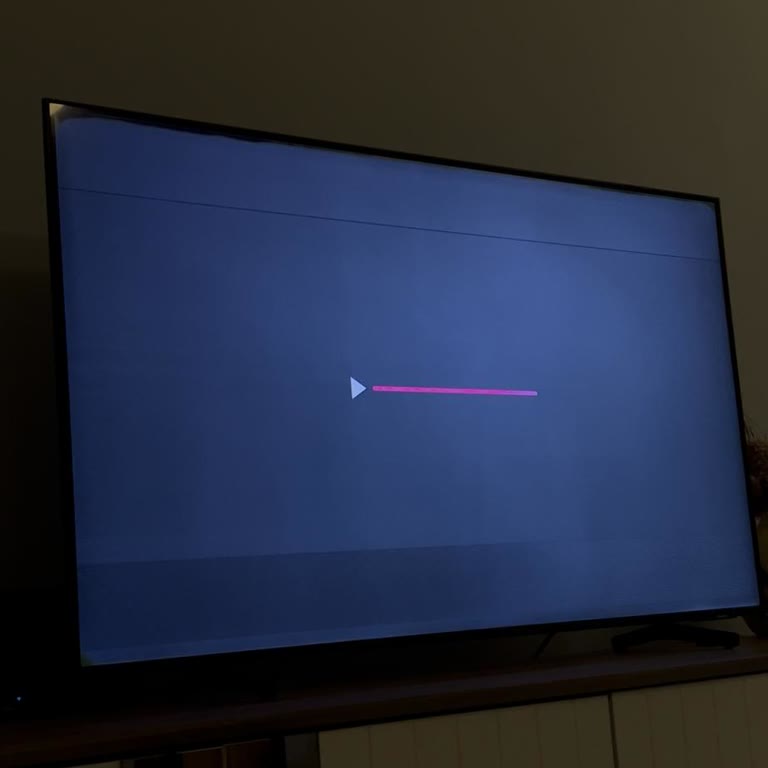 Yeni Samsung QLED TV Donuyor, Çizgiler Oluşuyor ve Kendi Kendine Kapanıyor